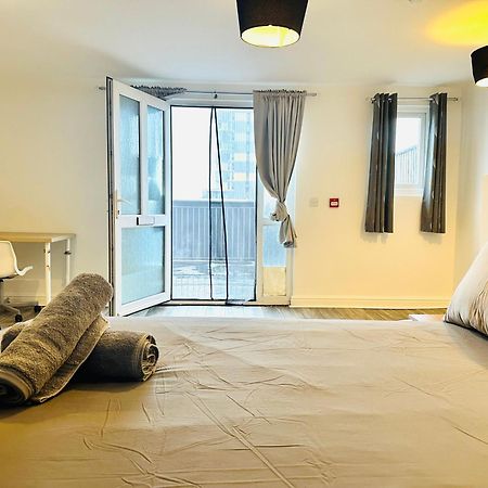 Spacious And Affordable City Center Two Beds Flat Суонзи Екстериор снимка