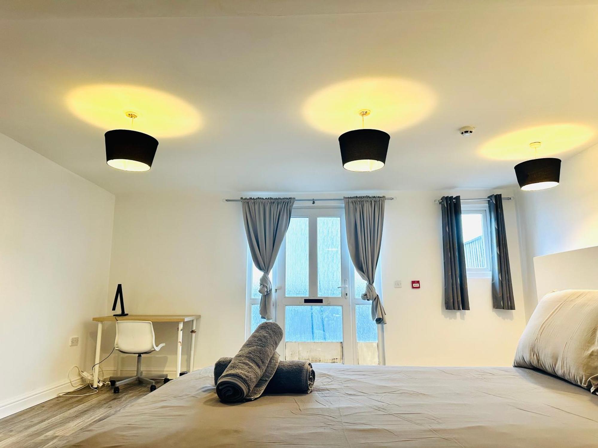 Spacious And Affordable City Center Two Beds Flat Суонзи Екстериор снимка