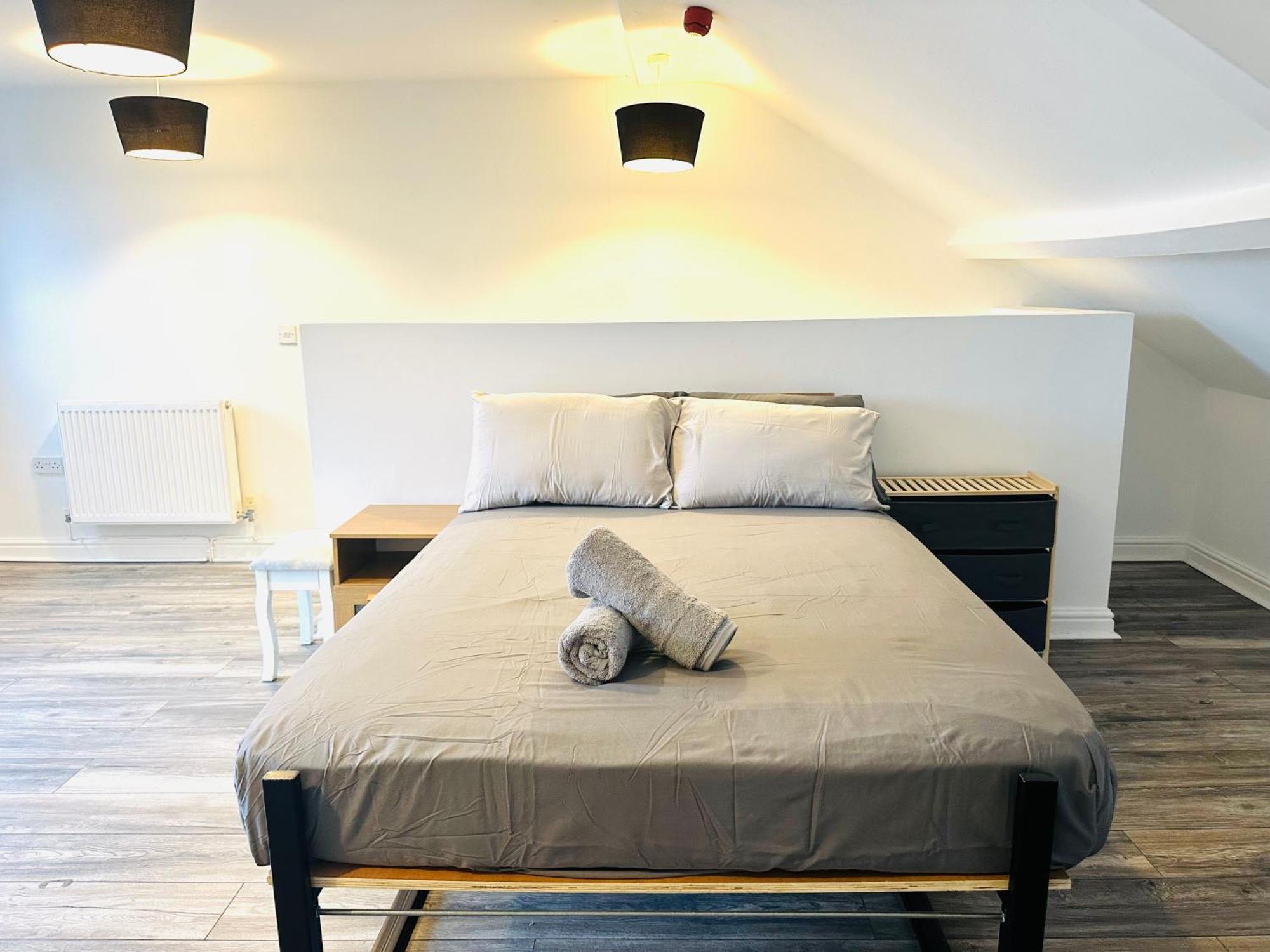 Spacious And Affordable City Center Two Beds Flat Суонзи Екстериор снимка
